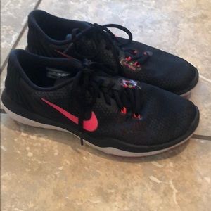 Black and pink nike tennis shoes